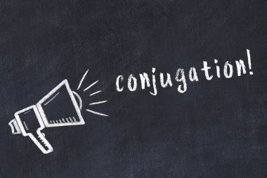 Hoparlör çizimi ve yazıt çekilişi olan siyah karatahta