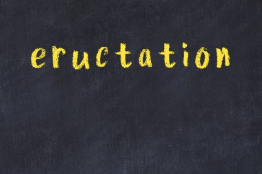 Üzerinde el yazısıyla yazı tahtasının olduğu bir kolej tahtası.