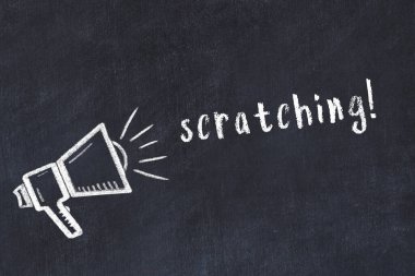 Üzerinde hoparlör çizimi ve yazı kazıma olan siyah karatahta.