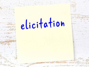 Elle tutulmayı hatırlatma kavramı. Tahta duvarda üzerinde yazı olan sarı yapışkan kağıt.