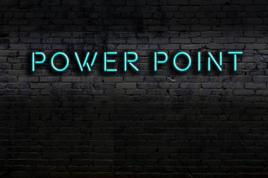 Geceleri duvarda neon levhası var. Yazma güç noktası