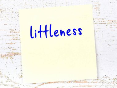 Ufaklıkla ilgili hatırlatma kavramı. Tahta duvarda üzerinde yazı olan sarı yapışkan kağıt.