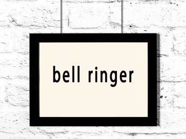 Siyah ahşap çerçeve, beyaz tuğla duvarda asılı çan çalar. 