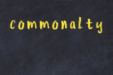 Üzerinde el yazısı olan bir kolej tahtası.