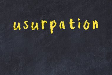 Üzerinde el yazısıyla yazılmış el yazısı gaspı olan üniversite yazı tahtası.