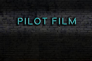 Geceleri duvarda neon levhası var. Yazıt pilot filmi