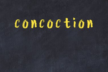 Siyah masanın üzerine elle yazılmış tebeşir karışımı.