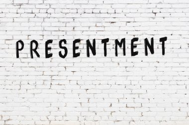 Beyaz tuğla duvara siyah boya ile yazılmış bir yazı sunumu.