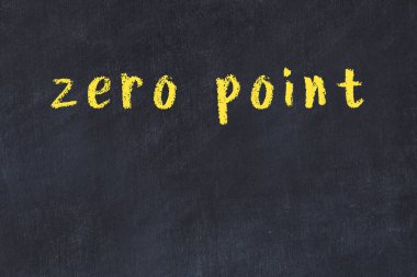 Siyah masadaki tebeşir elle yazılmış sıfır noktası
