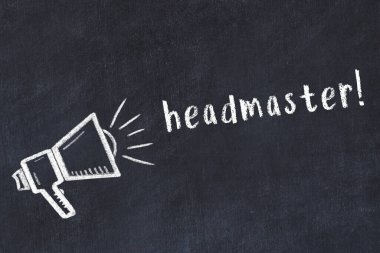 Hoparlörün tebeşir çizimi ve siyah masanın üzerine el yazısıyla yazılmış yazı.