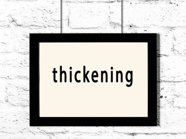 Beyaz tuğla duvarda asılı siyah ahşap çerçeve. 