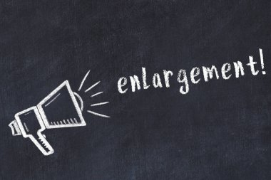 Hoparlör çizimi ve yazıt genişlemesi olan siyah karatahta