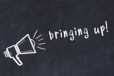 Hoparlörlerin tebeşir çizimi ve siyah masaya getirilen el yazısı