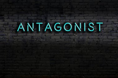 Duvara yazı yazan neon tabelalı bir antagonist. Gece görünümü