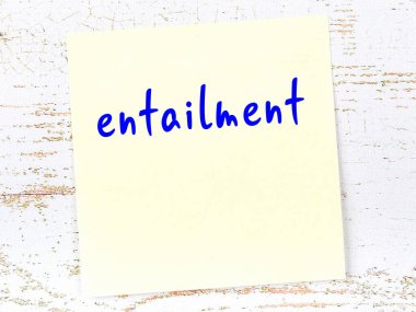 Vasiyetnameyi hatırlatma kavramı. Tahta duvarda üzerinde yazı olan sarı yapışkan kağıt.