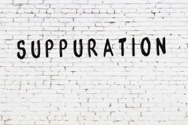 Beyaz tuğla duvara siyah boya ile yazılmış bir yazı..