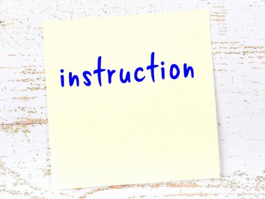 Öğretim hakkında hatırlatma kavramı. Tahta duvarda üzerinde yazı olan sarı yapışkan kağıt.