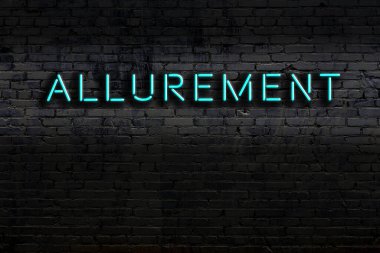 Tuğla duvara yazı yazan neon tabela. Gece görünümü