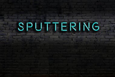 Geceleri duvarda neon levhası var. Yazı tükürüğü