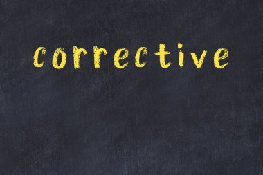 Üzerinde el yazısı düzeltmesi olan kolej tahtası.