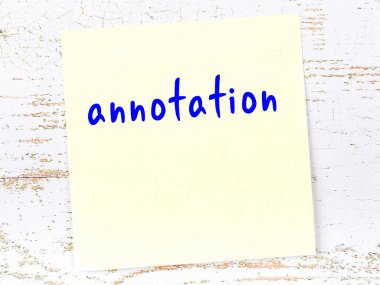 Tahta duvardaki sarı yapışkan notta el yazısıyla yazılmış not var.