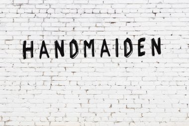 Beyaz tuğla duvarda siyah boyayla yazılmış bir cariye..