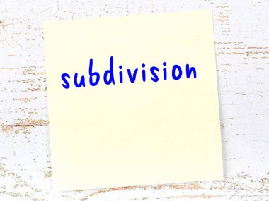 Tahta duvardaki sarı yapışkan notta elle yazılmış alt yazı var.