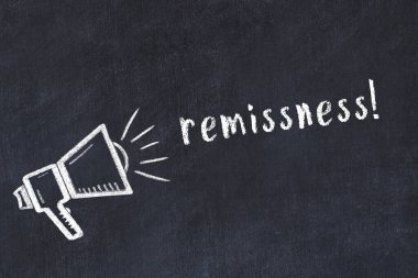 Hoparlörün tebeşir çizimi ve siyah masanın üzerine el yazısıyla yazılmış yazması dikkatsizlik.