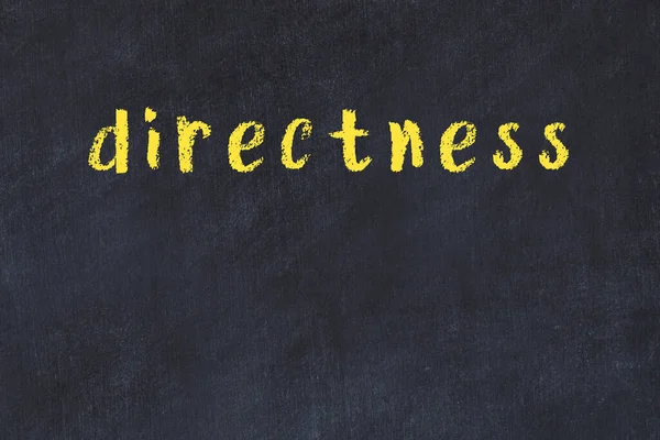 Tebeşir el yazısıyla yazılmış yazı dogrultması siyah masada