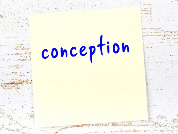 Hamileliği hatırlatma kavramı. Tahta duvarda üzerinde yazı olan sarı yapışkan kağıt.