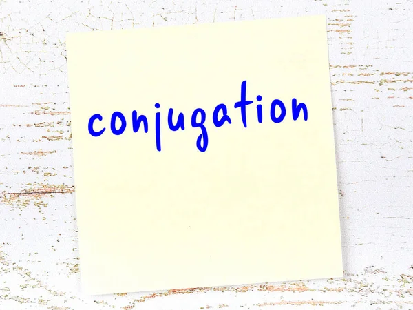 Çekim hakkında hatırlatma kavramı. Tahta duvarda üzerinde yazı olan sarı yapışkan kağıt.