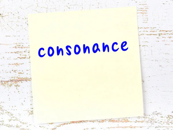 Tahta duvardaki sarı yapışkan notada el yazısıyla yazılmış ahit ahenk var.