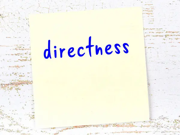 Doğrulukla ilgili hatırlatma kavramı. Tahta duvarda üzerinde yazı olan sarı yapışkan kağıt.