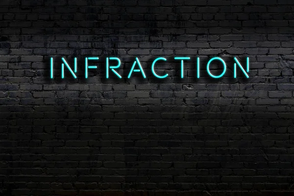 Duvara yazı yazma ihlali yazılı neon levhası. Gece görünümü