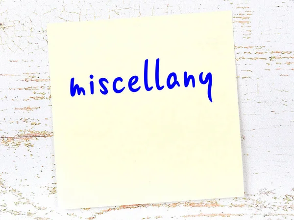 Tahta duvardaki sarı yapışkan notta yanlış yazılmış el yazısı var.