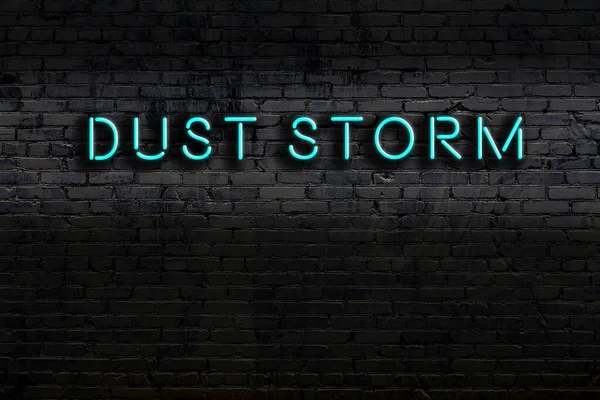 Duvara kazınmış toz fırtınası yazılı neon işareti. Gece görünümü