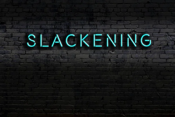 Geceleri duvarda neon levhası var. Yazı boşaltımı