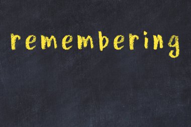 Üzerinde el yazısı yazılı yazı olan kolej tahtası.