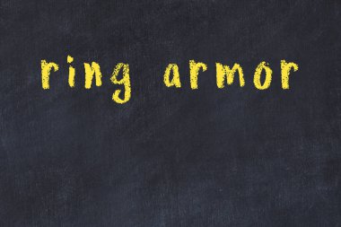 Tebeşir elle yazılmış yazı tipi zırh siyah masanın üstünde.