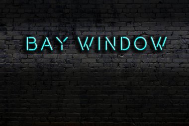 Geceleri duvarda neon levhası var. Yazı masası penceresi