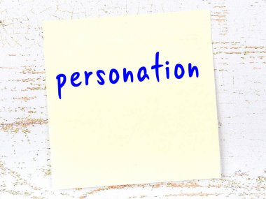 Kişilik hakkında hatırlatma kavramı. Tahta duvarda üzerinde yazı olan sarı yapışkan kağıt.