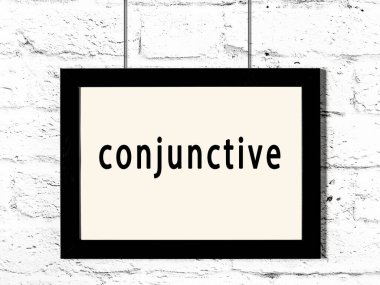 Beyaz tuğla duvara asılmış siyah ahşap çerçeve. 