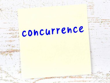 Tahta duvardaki sarı yapışkan notta el yazısı eşleşmesi var.