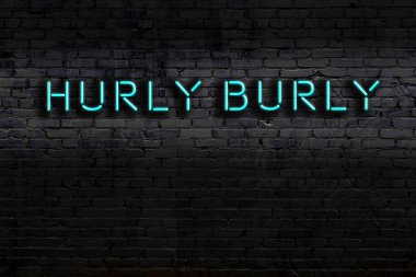 Geceleri duvarda neon levhası var. Yazı alelacele yazılmış