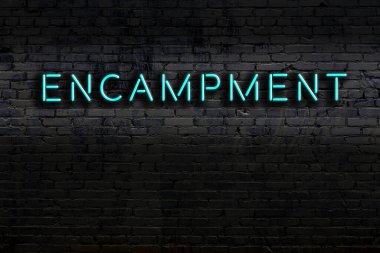 Duvara yazı kazınmış neon levhası. Gece görünümü