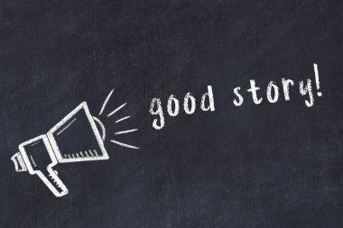 Üzerinde hoparlör ve yazı olan siyah karatahta. Güzel hikaye.