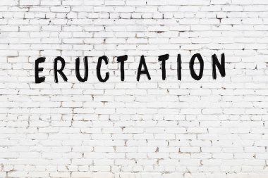 Beyaz tuğla duvara siyah boya ile yazılmış bir yazı..