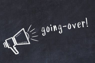 Hoparlörlerin tebeşir çizimi ve siyah masanın üzerine el yazısıyla yazılmış yazılar.