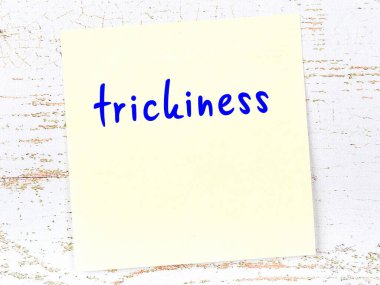 Tahta duvardaki sarı yapışkan notta el yazısıyla yazılmış düzenbazlık var.