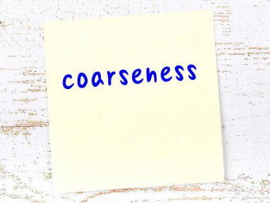 Tahta duvardaki sarı yapışkan notta el yazısıyla yazılmış kabalık var.